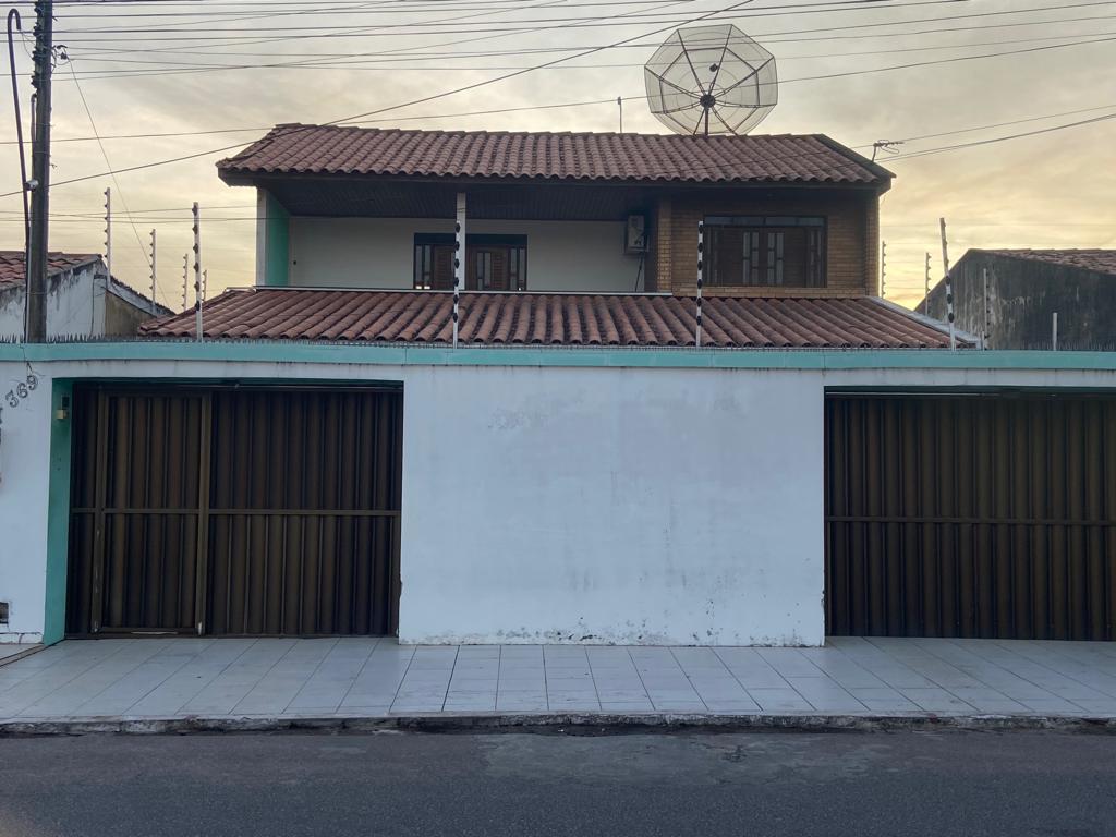 Casa à venda com 4 quartos, 335m² - Foto 1